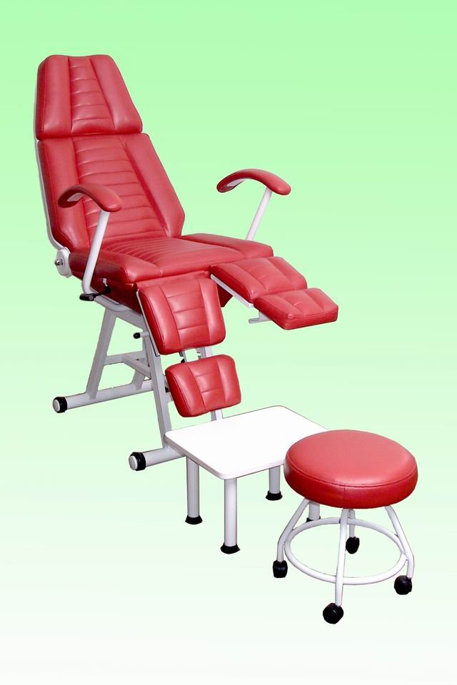 Педикюрно-косметологическое кресло КП-3 с регулируемыми пуфиками для ног, с подставкой для ванночки